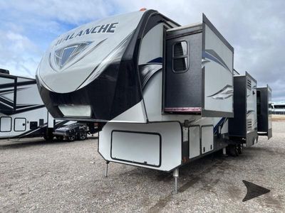 2017 Keystone RV Avalanche - Photo 6