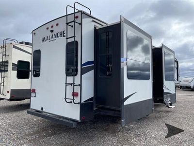 2017 Keystone RV Avalanche - Photo 3