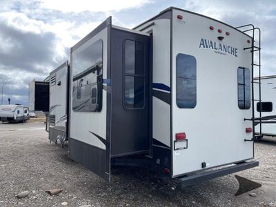 2017 Keystone RV Avalanche - Photo 5