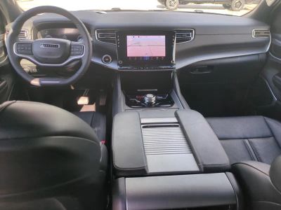 2025 Jeep Wagoneer — photo 16 view