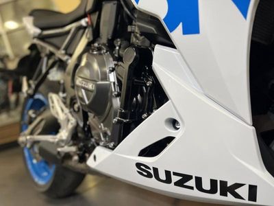 2026 Suzuki GSX-8R - Photo 11