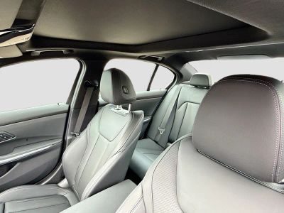 2025 BMW 3 Series — photo 27 view