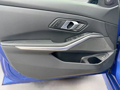 2025 BMW 3 Series — photo 22 view