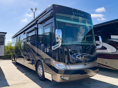 2018 Tiffin ALLEGRO BUS — front three-quarter view