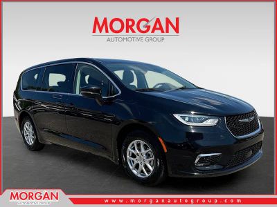 2024 Chrysler Pacifica Touring L in Diamond Black Crystal Pearlcoat — front three-quarter view