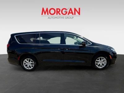 2024 Chrysler Pacifica — side profile view
