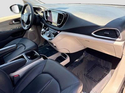 2024 Chrysler Pacifica — photo 14 view