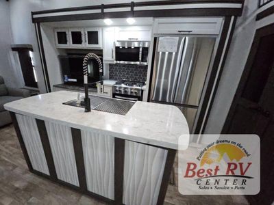 2025 CrossRoads RV Hampton - Photo 13