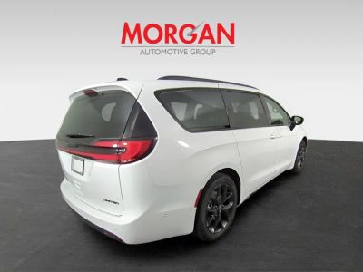2026 Chrysler Pacifica — detail view