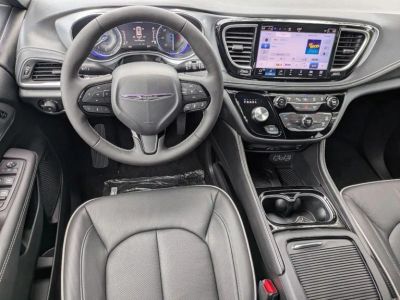 2026 Chrysler Pacifica — photo 14 view