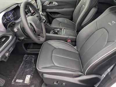 2026 Chrysler Pacifica — photo 10 view