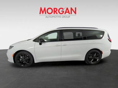 2026 Chrysler Pacifica — photo 8 view