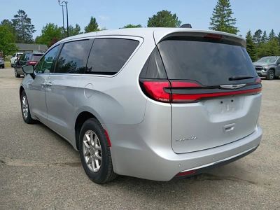 2024 Chrysler Pacifica — side profile view
