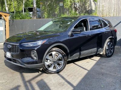 2025 Ford Escape Platinum in Bk/Black — front three-quarter view