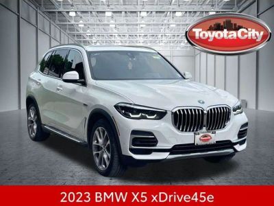 2023 BMW X5 xDrive45e in Alpine White — front three-quarter view