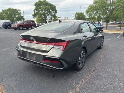 2025 Hyundai Elantra - Photo 3