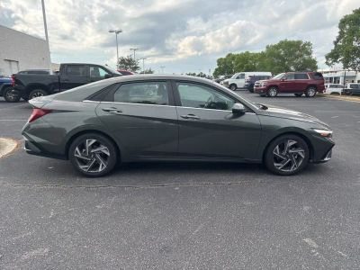 2025 Hyundai Elantra - Photo 2