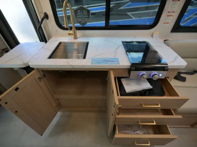 2027 Thor Motor Coach CHATEAU — photo 10 view
