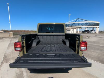 2026 Jeep Gladiator — photo 10 view