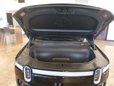 2023 Rivian R1S - Photo 9