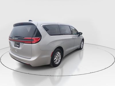 2024 Chrysler Pacifica — photo 7 view