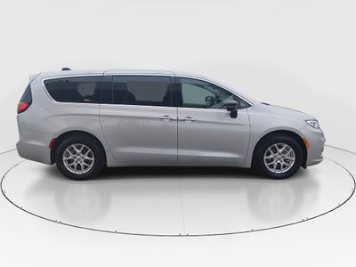 2024 Chrysler Pacifica — photo 8 view