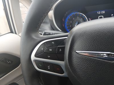 2024 Chrysler Pacifica — photo 13 view