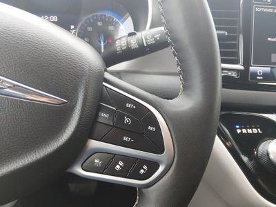 2024 Chrysler Pacifica — photo 12 view