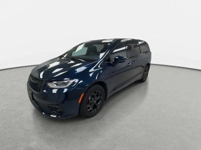 2022 Chrysler Pacifica Hybrid — interior view