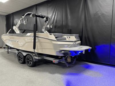2025 Mastercraft XT24 - Photo 2