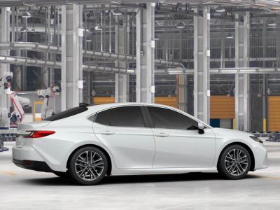 2026 Toyota Camry - Photo 13