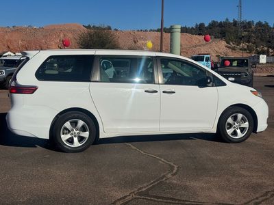 2017 Toyota Sienna - Photo 2