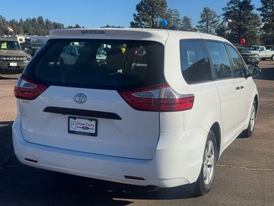 2017 Toyota Sienna - Photo 3