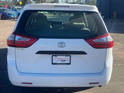 2017 Toyota Sienna - Photo 4