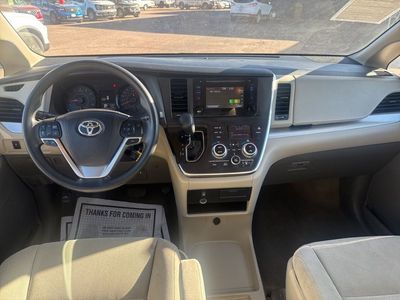 2017 Toyota Sienna - Photo 9