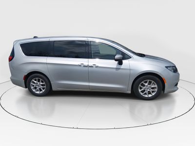 2023 Chrysler Voyager - Photo 4