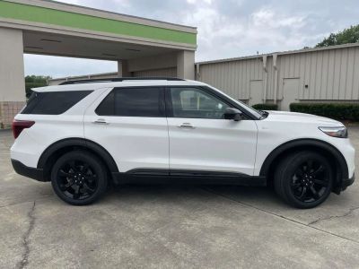 2023 Ford Explorer - Photo 2