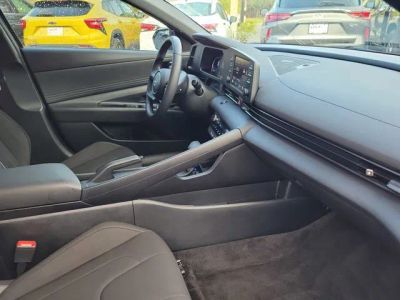 2025 Hyundai Elantra — photo 32 view