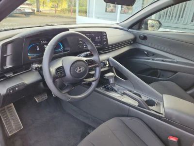 2025 Hyundai Elantra — photo 11 view
