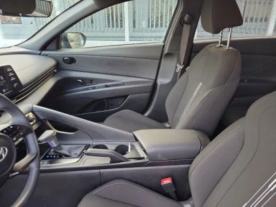 2025 Hyundai Elantra — photo 12 view