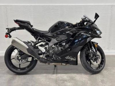 2026 Kawasaki Ninja® ZX™-4R ABS — front three-quarter view