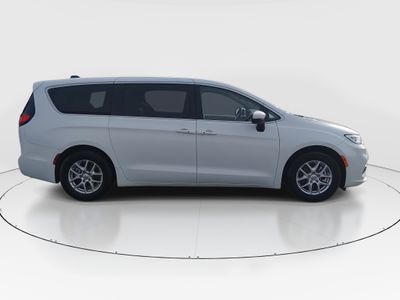 2023 Chrysler Pacifica — photo 8 view