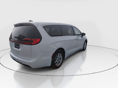 2023 Chrysler Pacifica — photo 7 view