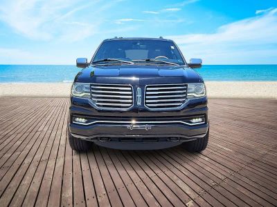 2017 Lincoln Navigator — side profile view