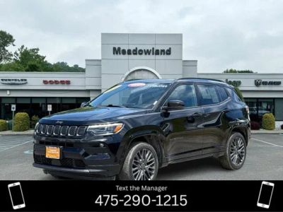 2022 Jeep Compass High Altitude in Diamond Black Crystal Pearlcoat — front three-quarter view