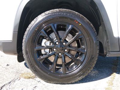 2023 Jeep Cherokee — photo 10 view