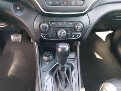 2023 Jeep Cherokee — photo 13 view