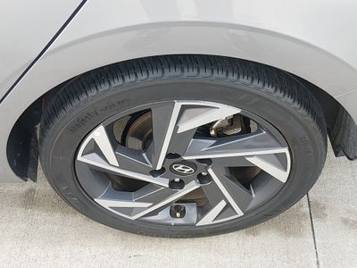 2025 Hyundai Elantra — photo 10 view