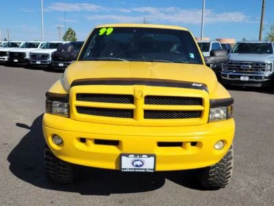 1999 Dodge Ram 1500 — detail view