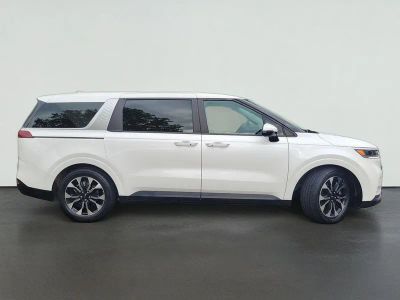 2024 Kia CARNIVAL — rear three-quarter view